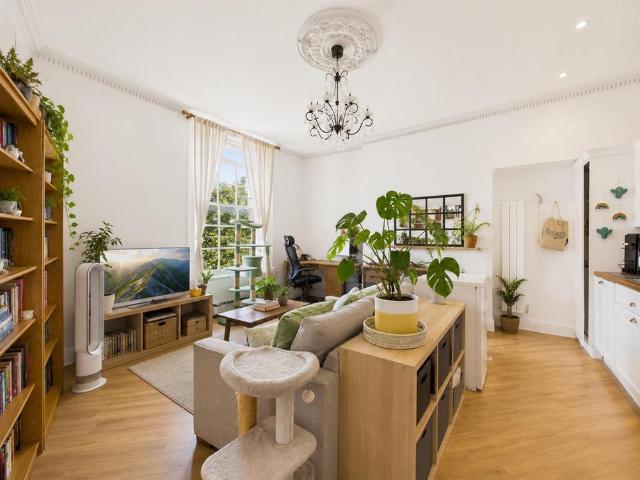 Apartment for rent in Rosehill, Greater London