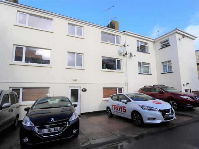 Flat for rent in St Helier, Greater London