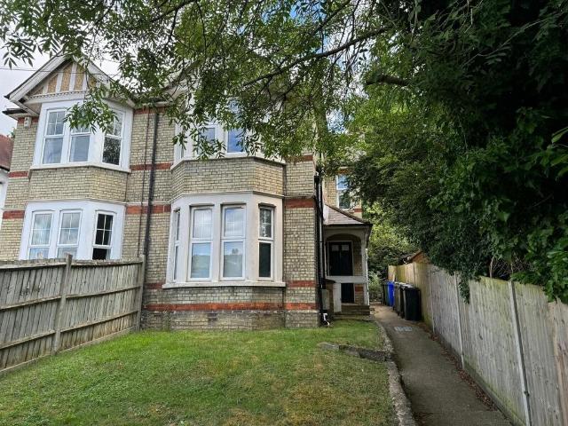Flat for rent in Totteridge, Cressex