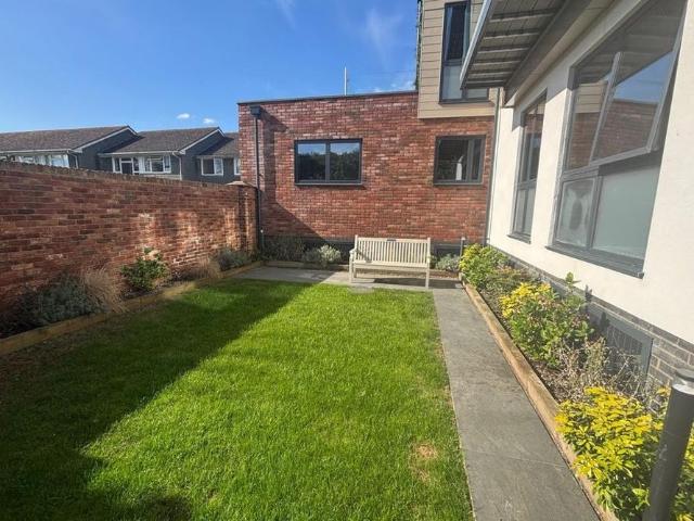Apartment for rent in Row Town, Surrey