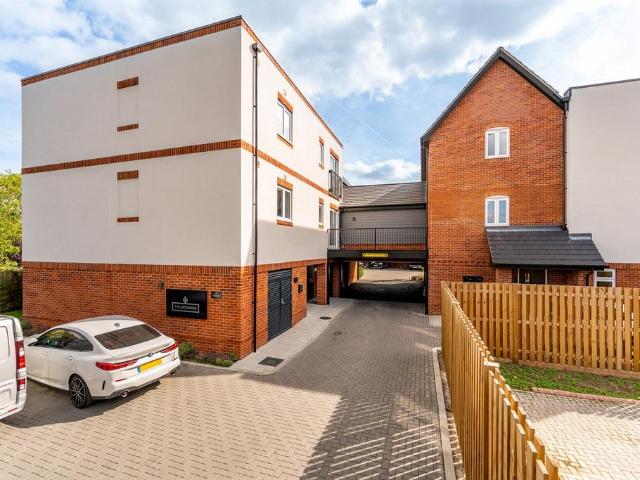 Flat for rent in Theale, West Berkshire