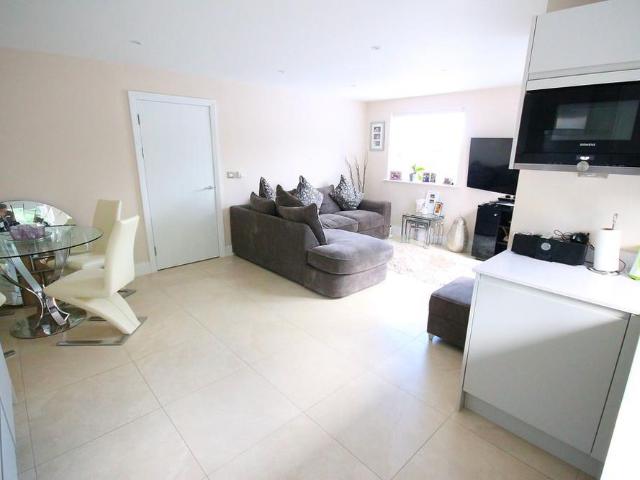 Apartment for rent in Heol-las, Surrey