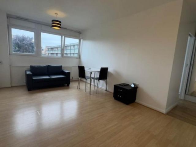 Flat for rent in Samuda Estate, Cat Hill