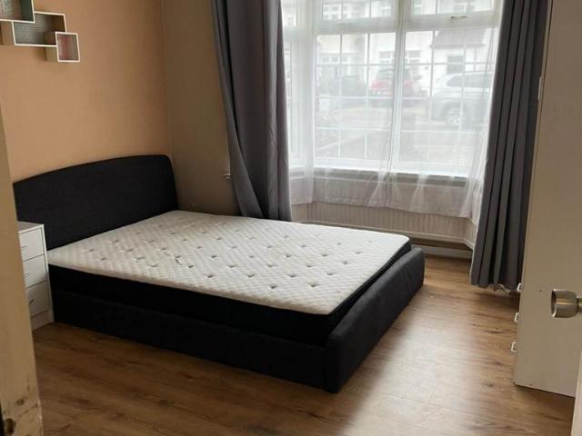 Flat for rent in London Borough of Ealing, Greater London