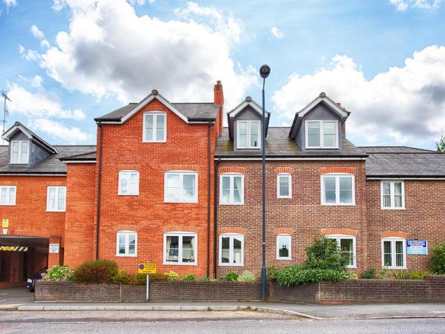 Flat for rent in Hatching Green, Five Acres