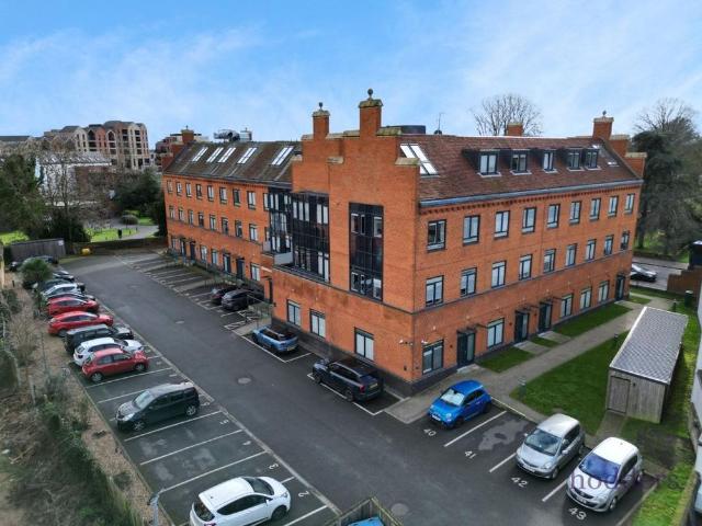 Apartment for rent in Row Town, Surrey