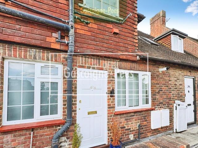 Flat for rent in Lower Green Esher, Blackhills