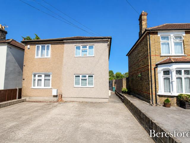 Flat for rent in Rush Green, Greater London