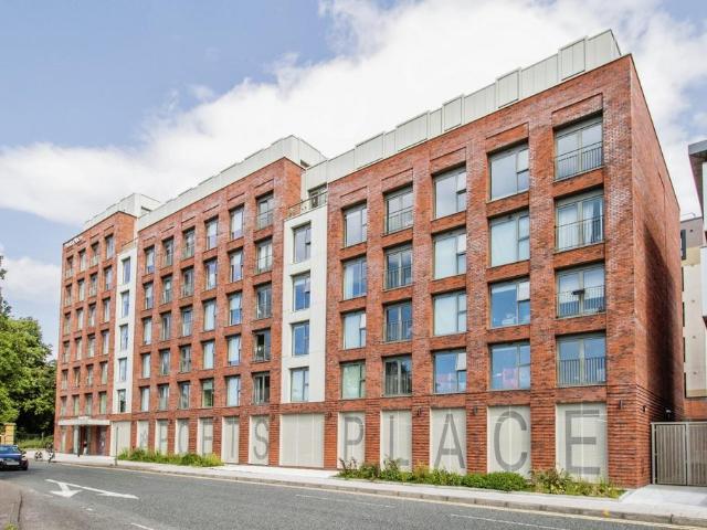 Flat for rent in Calderstones