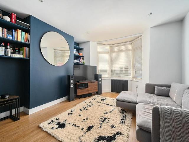 Flat for rent in Aldrington