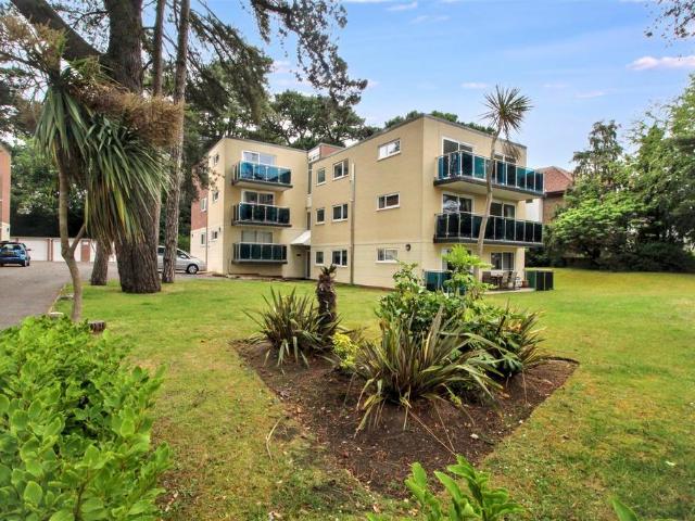 Flat for rent in Sandbanks, Poole