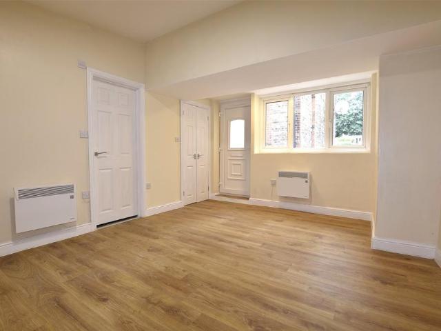 Flat for rent in Red Hill, Surrey