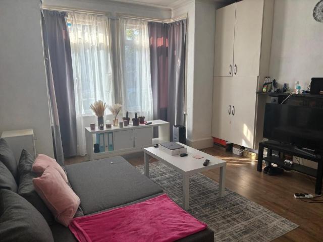 Flat for rent in London Borough of Merton, Collier's Wood