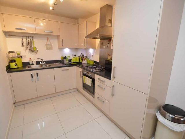 Apartment for rent in Row Town, Surrey