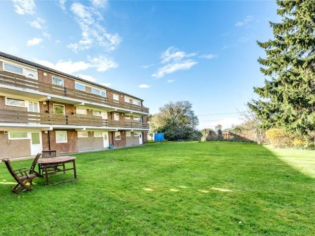 Flat for rent in Row Town, Surrey
