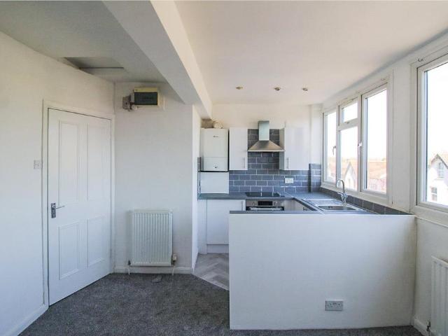 Flat for rent in London Borough of Croydon, Addiscombe