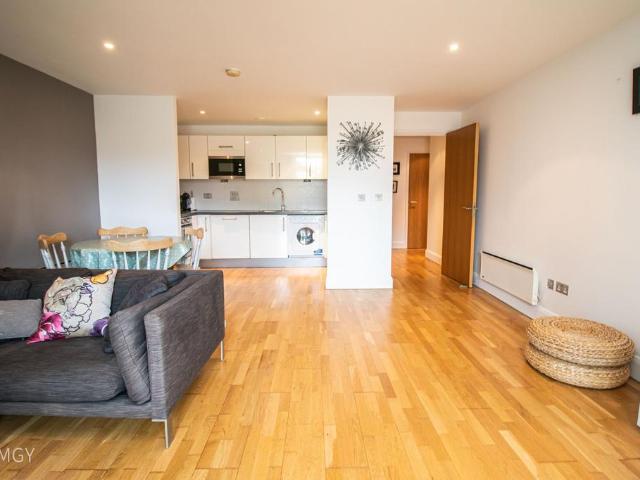 Flat for rent in Cardiff Bay, Falcon Lodge