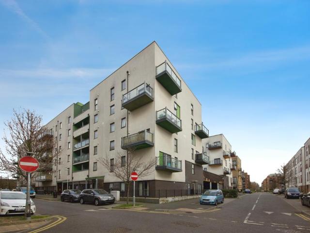 Flat for rent in Rush Green, Greater London