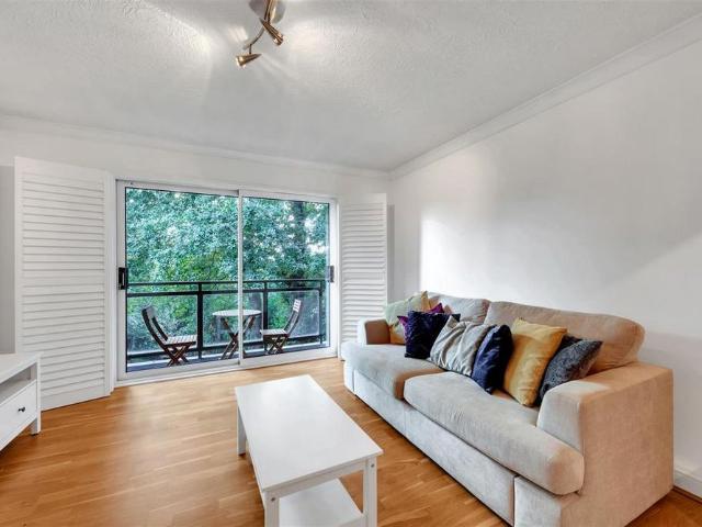 Apartment for rent in Shortlands, Greater London
