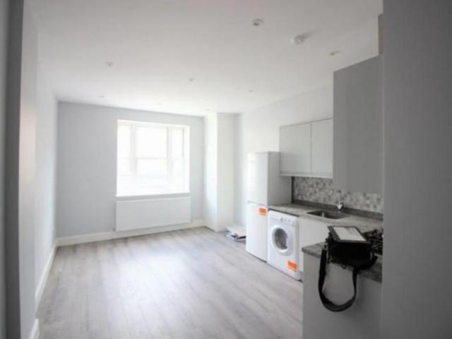 Flat for rent in Heol-las, Surrey