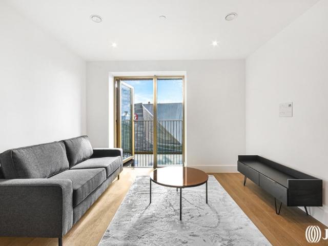 Flat for rent in London Borough of Hounslow, Strand