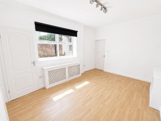 Apartment for rent in Navestock Side, Essex