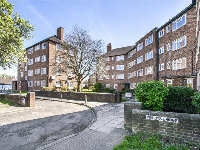 Flat for rent in East Sheen, Greater London