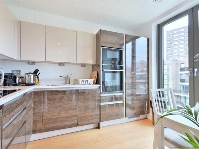 Apartment for rent in Queen's Park, Greater London