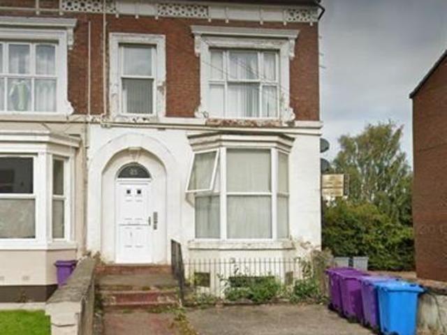 Flat for rent in Elm Park, Calderstones