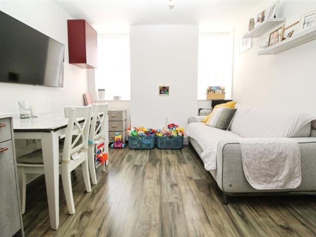 Apartment for rent in Rush Green, Greater London