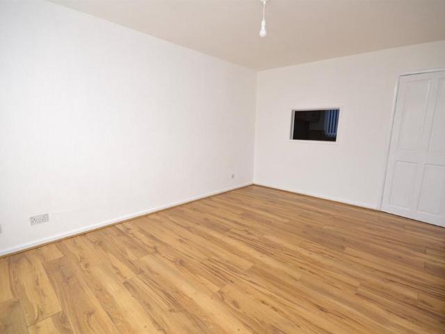 Apartment for rent in Cranbourne, Winkfield