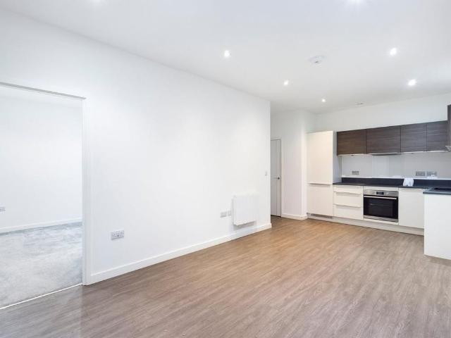 Apartment for rent in Row Town, Surrey