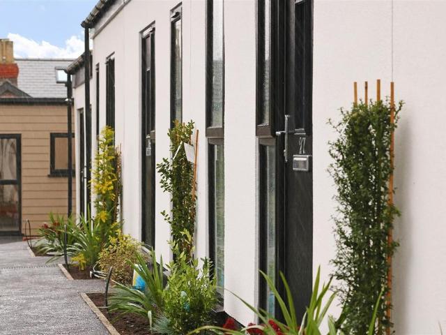 Flat for rent in Rose Hill, Pachesham Park