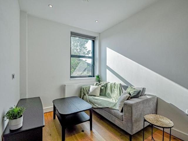 Apartment for rent in Row Town, Surrey