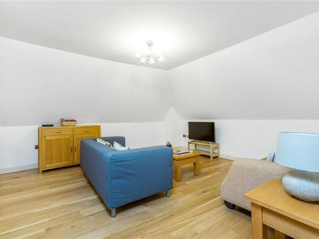 Apartment for rent in London Borough of Merton, Raynes Park