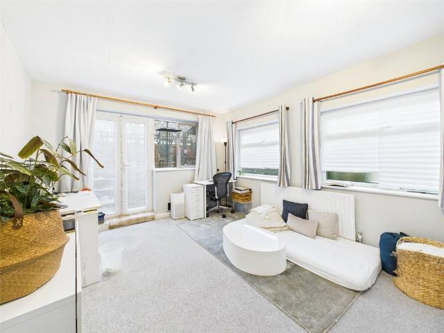 Flat for rent in Strawberry Hill, Greater London