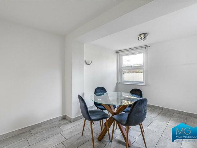 Apartment for rent in Brunswick Park, Greater London