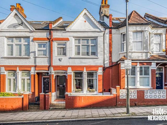 Flat for rent in Furzedown, Greater London