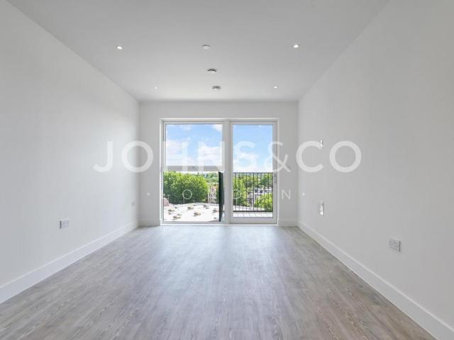 Flat for rent in London Borough of Hounslow, Strand