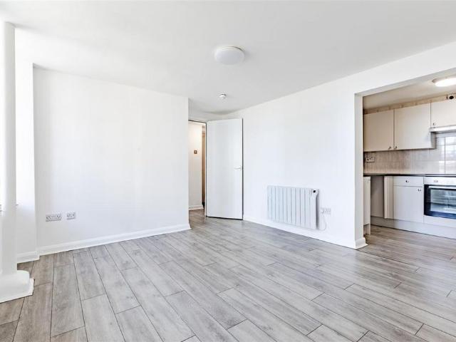 Apartment for rent in Roselands, Eastbourne
