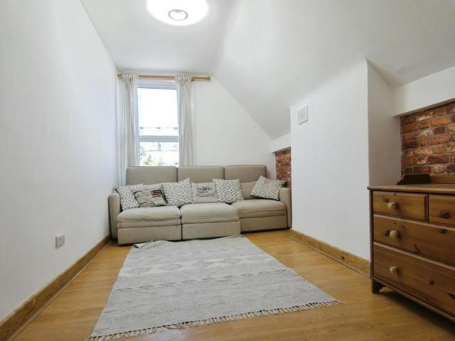 Apartment for rent in London Borough of Merton, Mitcham