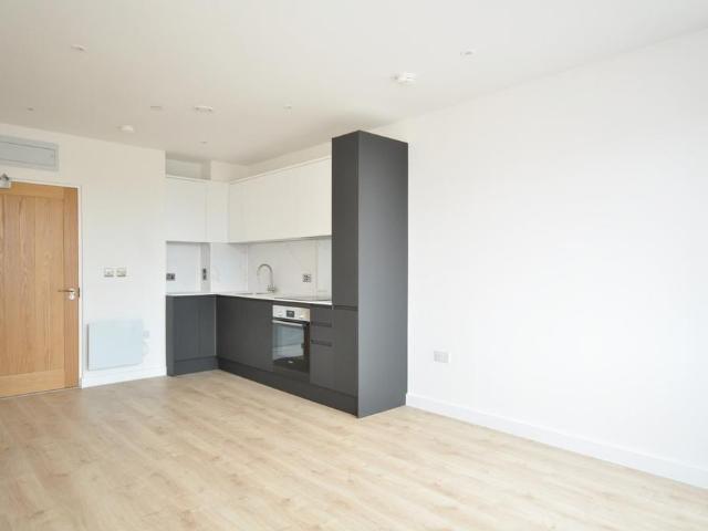 Flat for rent in Red Hill, Surrey