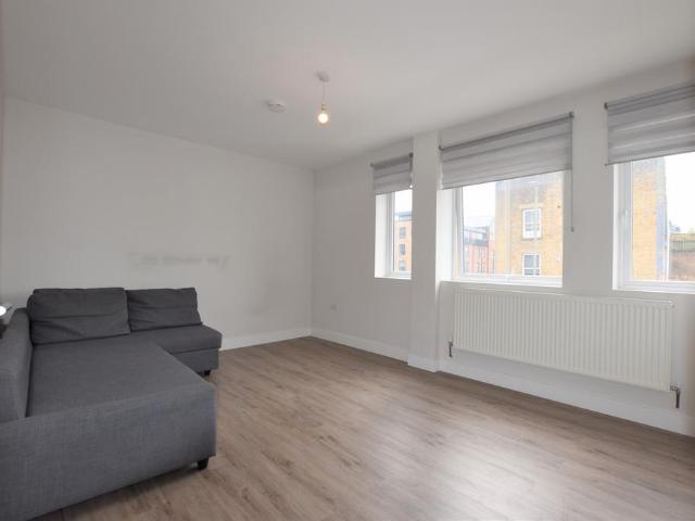 Flat for rent in Summerstown, Greater London