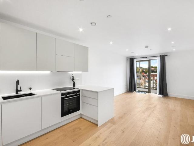 Flat for rent in London Borough of Hounslow, Strand