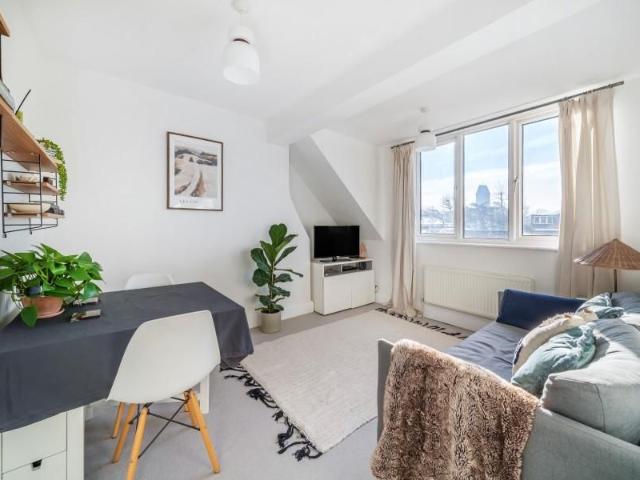 Apartment for rent in Seething Wells, Greater London