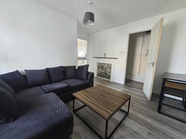 Flat for rent in London Borough of Merton, Collier's Wood