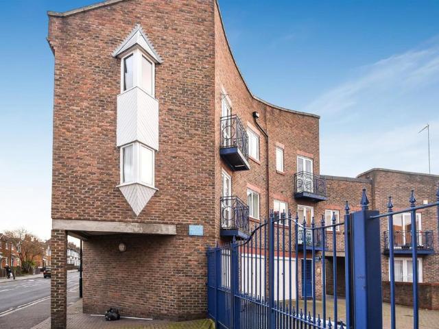 Flat for rent in London Borough of Lewisham, Greater London