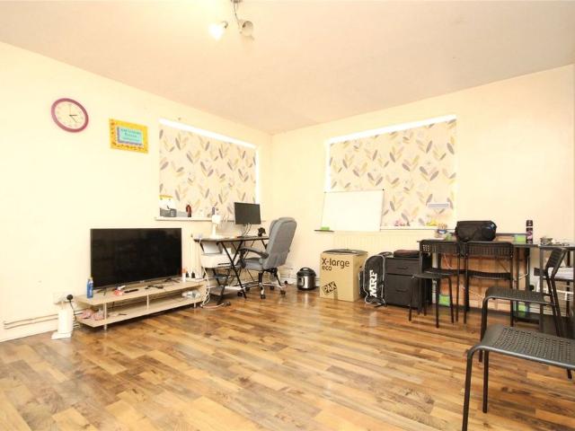Apartment for rent in Newbury Park, Greater London