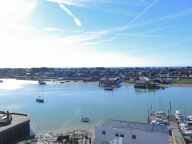 Flat for rent in Fishersgate, West Sussex