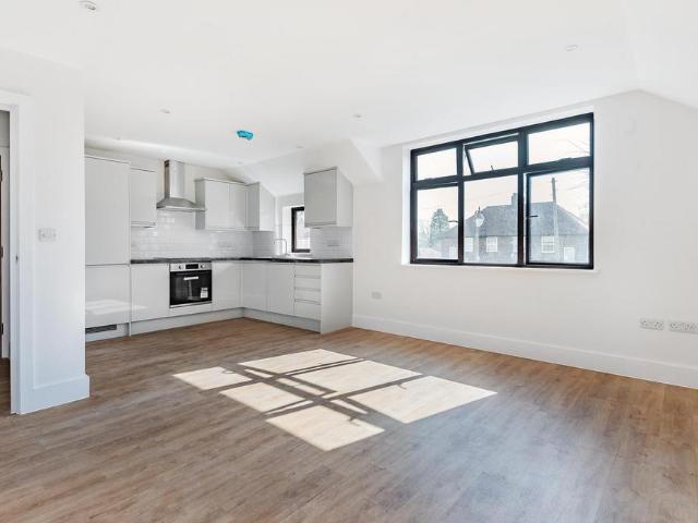 Flat for rent in Westborough, Surrey